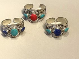 Armreif mit Halbedelsteinen