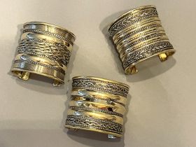 Breiter Armreif aus Messing